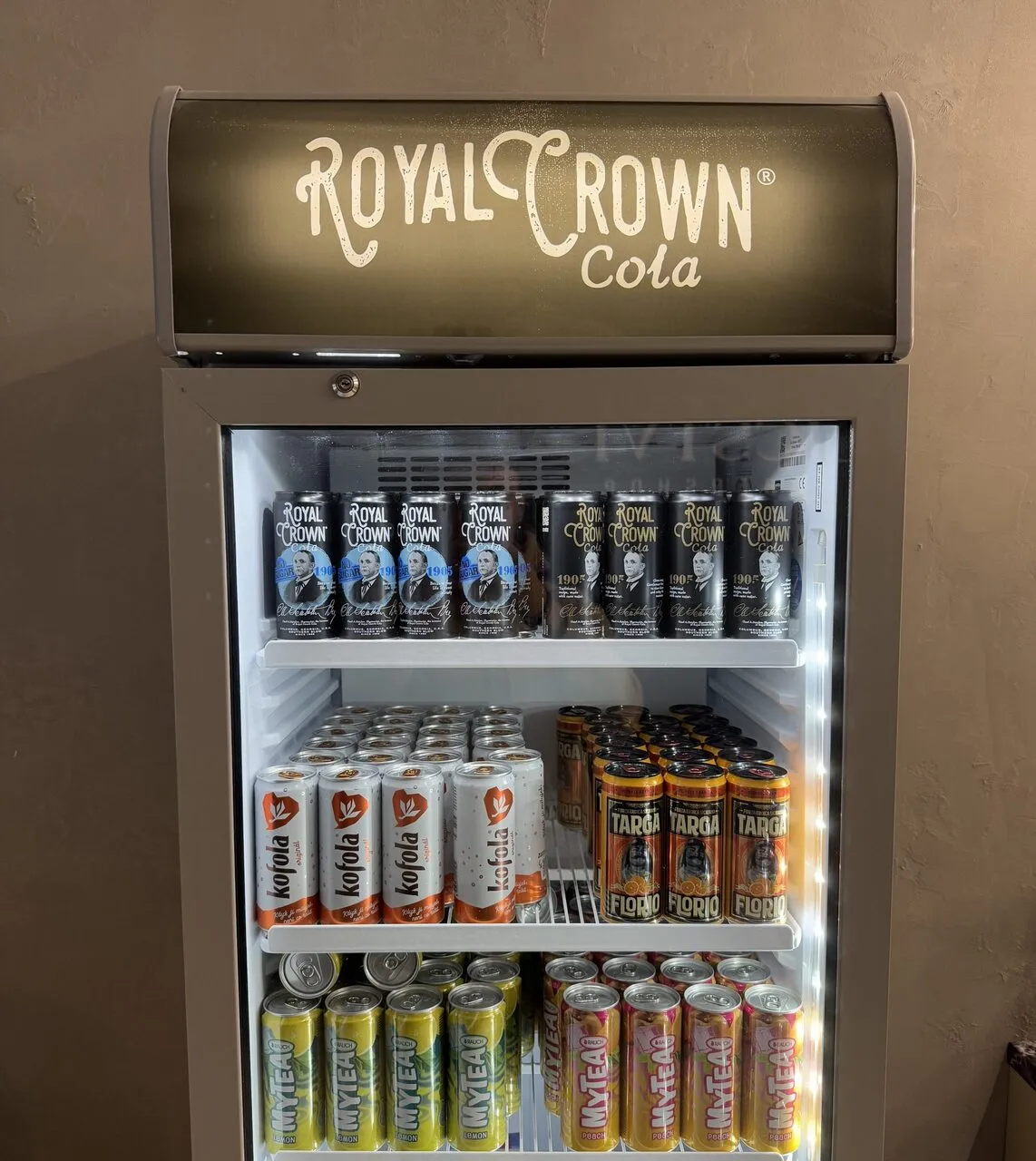 Automat plný nápojů dostupných v Holičství 24.